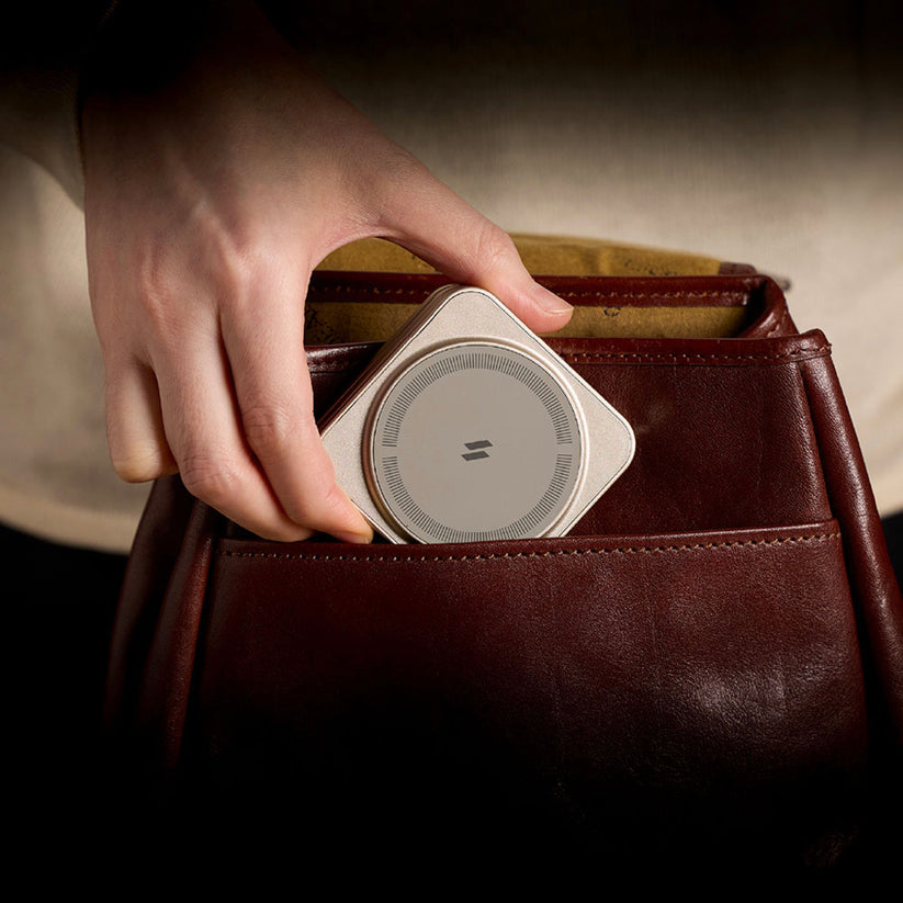 แท่นชาร์จไร้สาย Adam Element Mag 3 Pro Qi2 สี Titanium พกพาสะดวก จากแบรนด์ ADAM ELEMENT