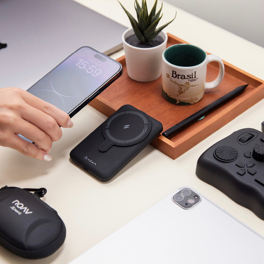 แบตเตอรี่สำรองพกพา Adam Element GRAVITY CS10  Magnetic พร้อมขาตั้งพับได้ ความจุ 10000 mAh สี Black