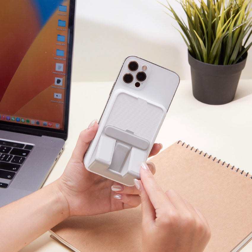 แบตเตอรี่สำรองพกพา Adam Element GRAVITY CS10  Magnetic พร้อมขาตั้งพับได้ ความจุ 10000 mAh สี Black