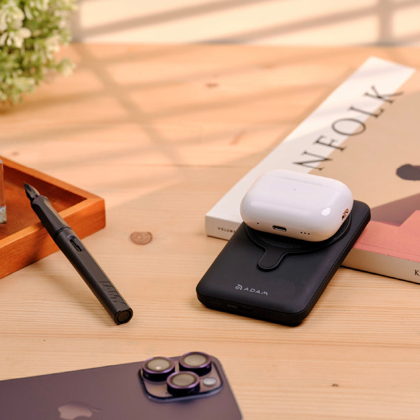 แบตเตอรี่สำรองพกพา Adam Element GRAVITY CS10  Magnetic พร้อมขาตั้งพับได้ ความจุ 10000 mAh สี Black