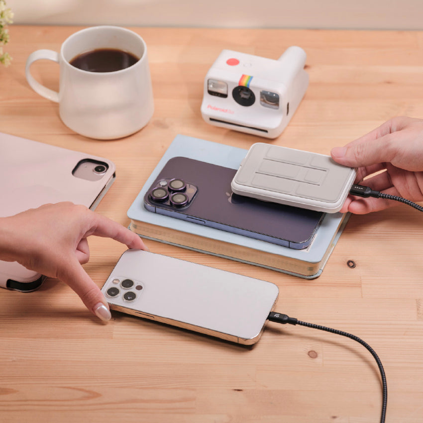 แบตเตอรี่สำรองพกพา Adam Element GRAVITY CS10  Magnetic พร้อมขาตั้งพับได้ ความจุ 10000 mAh สี Black