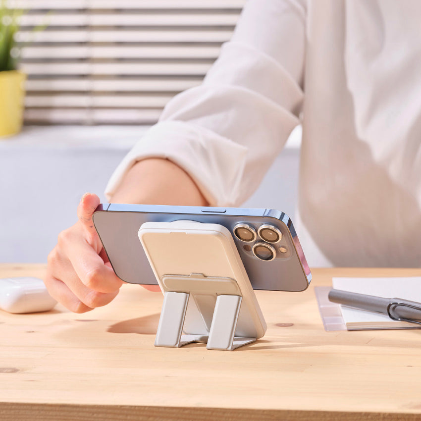 แบตเตอรี่สำรองพกพา Adam Element GRAVITY CS10  Magnetic พร้อมขาตั้งพับได้ ความจุ 10000 mAh สี Black