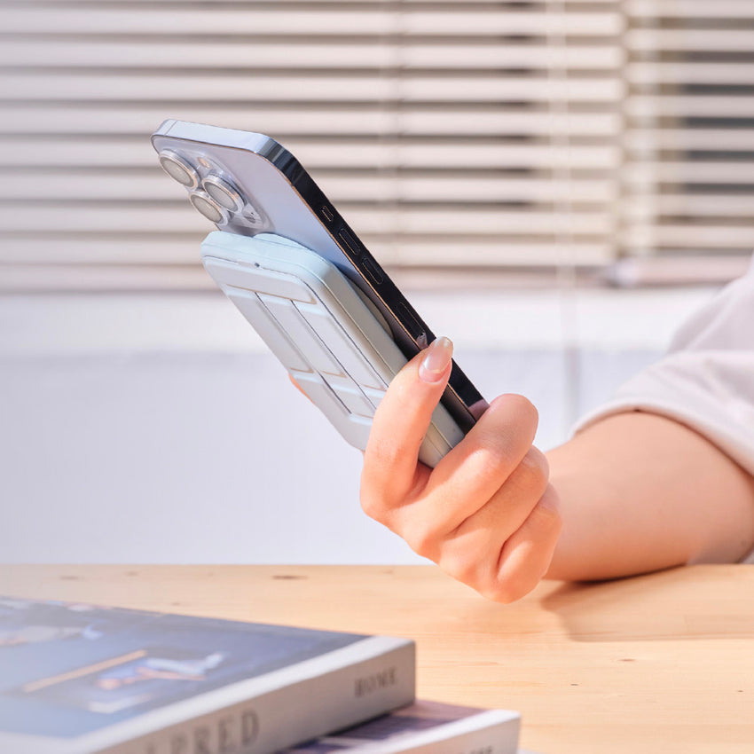 แบตเตอรี่สำรองพกพา Adam Element GRAVITY CS10  Magnetic พร้อมขาตั้งพับได้ ความจุ 10000 mAh สี Black