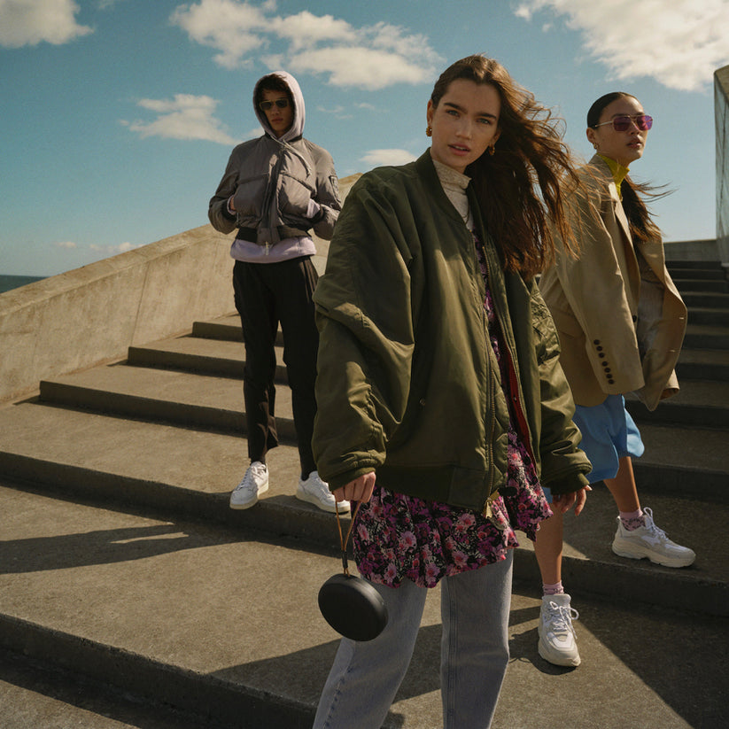 ลำโพงพกพา Beosound A1 รุ่นที่ 2 สี Black Anthracite ดีไซน์ทันสมัย คุณภาพเสียงคมชัด พกพาสะดวก จากแบรนด์ BANG AND OLUFSEN