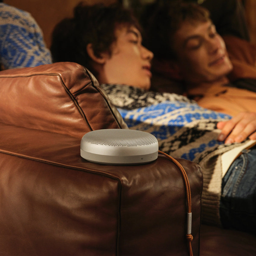 ลำโพงพกพา Beosound A1 รุ่นที่ 2 สี Grey Mist คุณภาพเสียงคมชัด ใช้งานยาวนาน 18 ชั่วโมง จากแบรนด์ BANG AND OLUFSEN