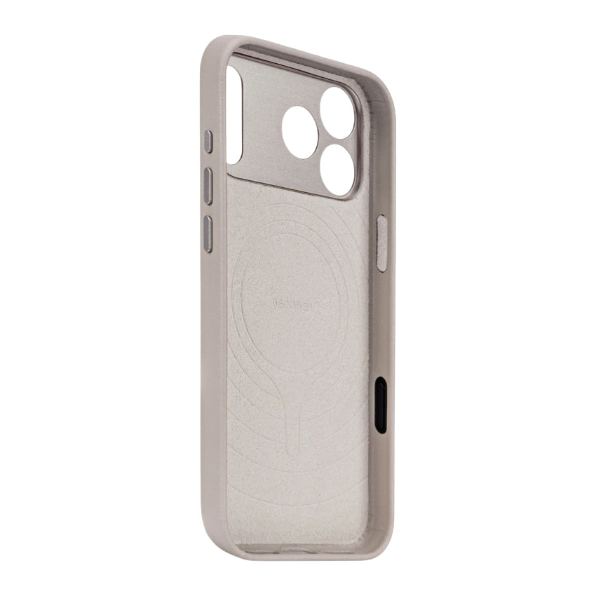 เคส iPhone 17 Pro DECODED หนังแท้ พร้อมวงแหวนโลหะและปุ่มกระจก – Solid Clay