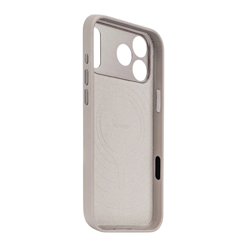 เคส iPhone 17 Pro DECODED หนังแท้ พร้อมวงแหวนโลหะและปุ่มกระจก – Solid Clay