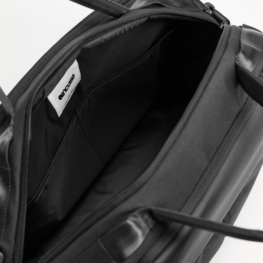 กระเป๋า A.R.C. Duffel สี Black เก็บของได้เยอะ จากแบรนด์ INCASE