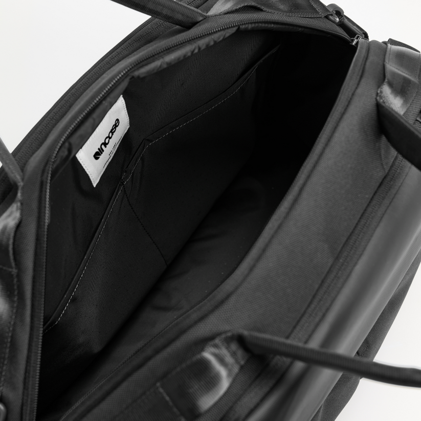 กระเป๋า A.R.C. Duffel สี Black เก็บของได้เยอะ จากแบรนด์ INCASE