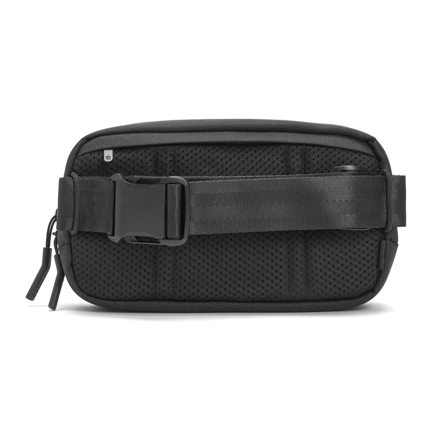 กระเป๋าสะพายข้าง และ คาดเอว City 2.0 Sling สี Black ปรับได้ จากแบรนด์ INCASE