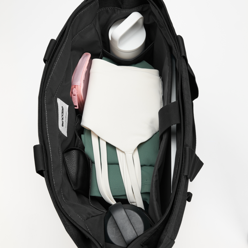 กระเป๋า City 2.0 Tote สี Black ใส่ของใช้ส่วนตัว จากแบรนด์ INCASE