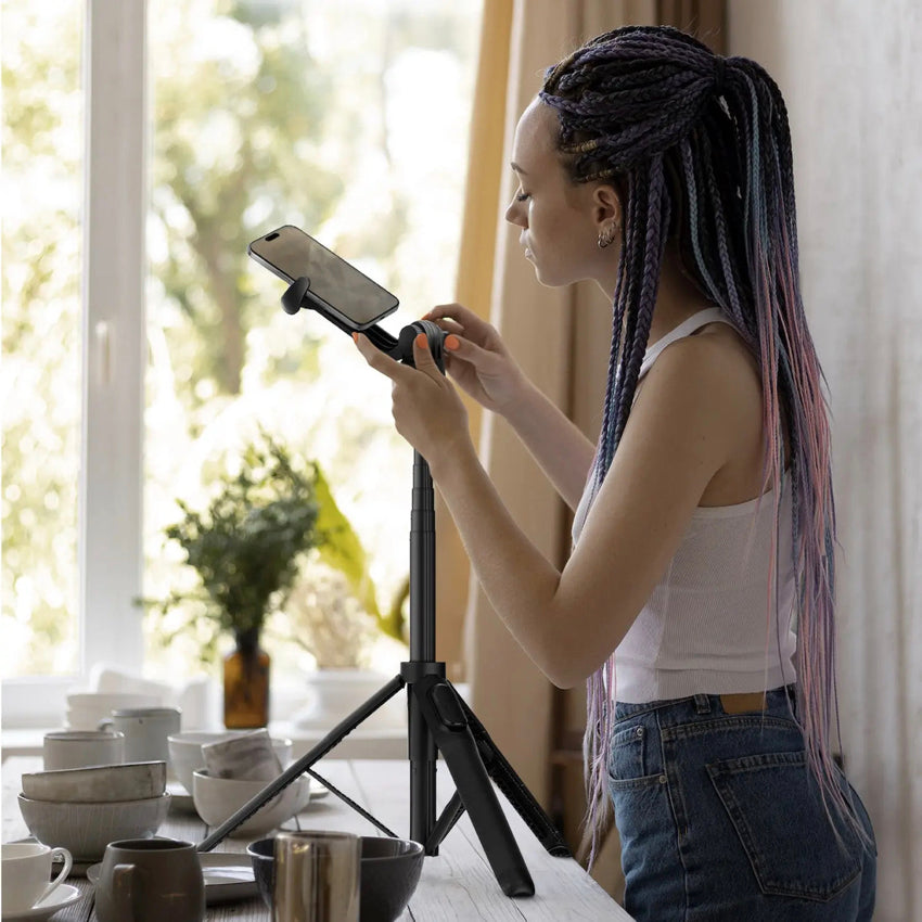 MOMAX 1-Snap Pole Magnetic Selfie Stick (Black)