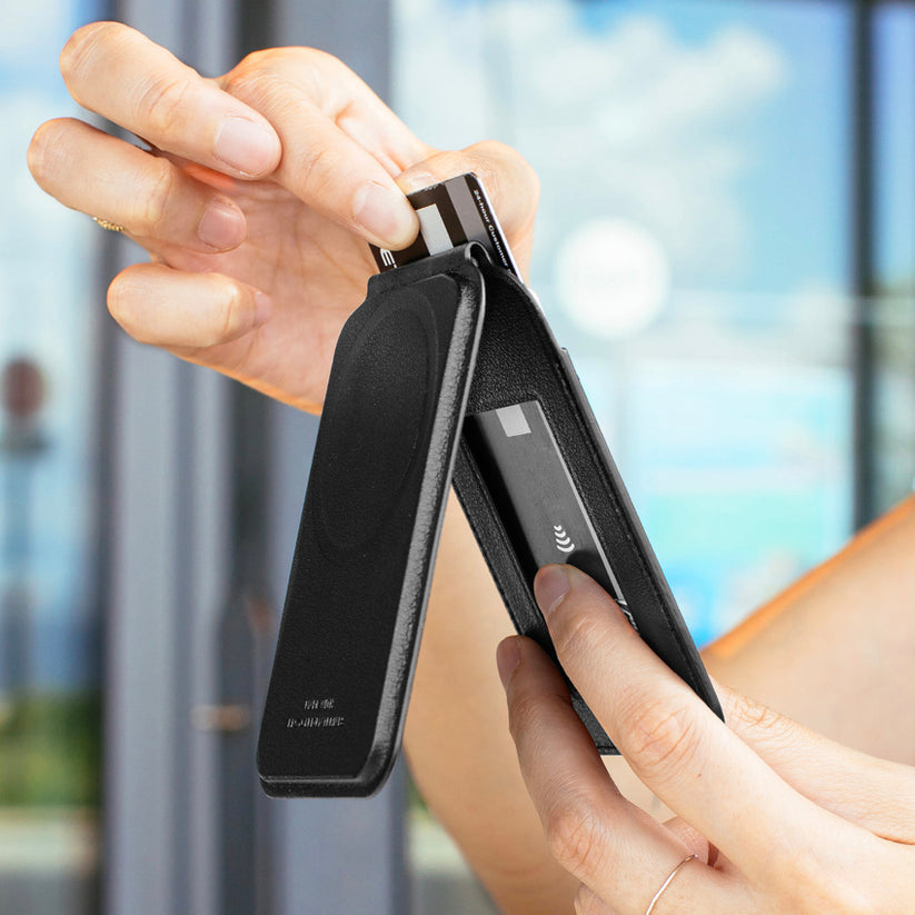 กระเป๋าใส่บัตร และ ขาตั้ง Native Union Active Wallet Stand สี Black หยิบใช้ง่าย พกพาสะดวก จากแบรนด์ NATIVE UNION