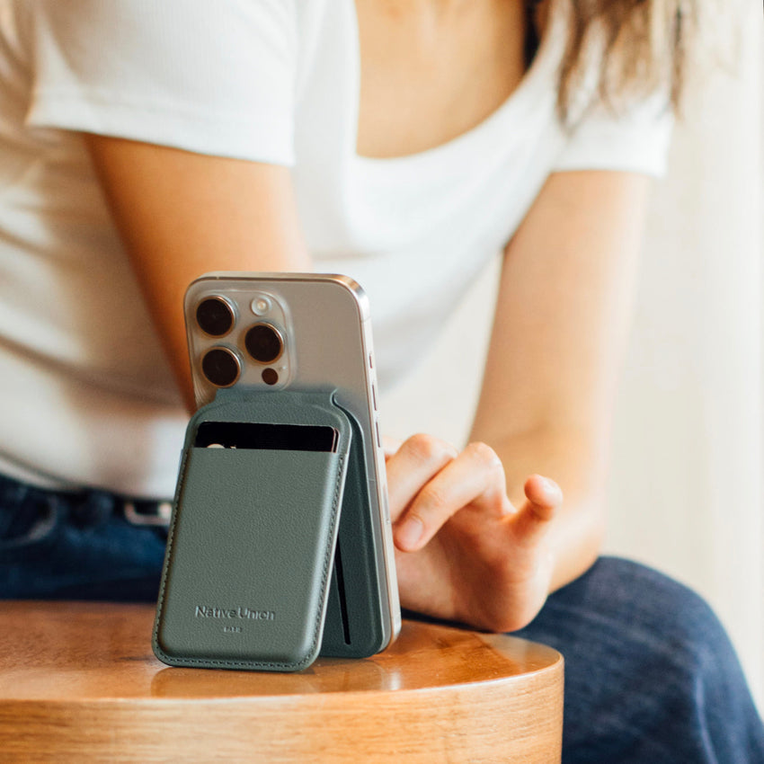 กระเป๋าใส่บัตร และ ขาตั้ง Native Union Active Wallet Stand สี Slate Green สำหรับ ดูวิดีโอ และ FaceTime จากแบรนด์ NATIVE UNION