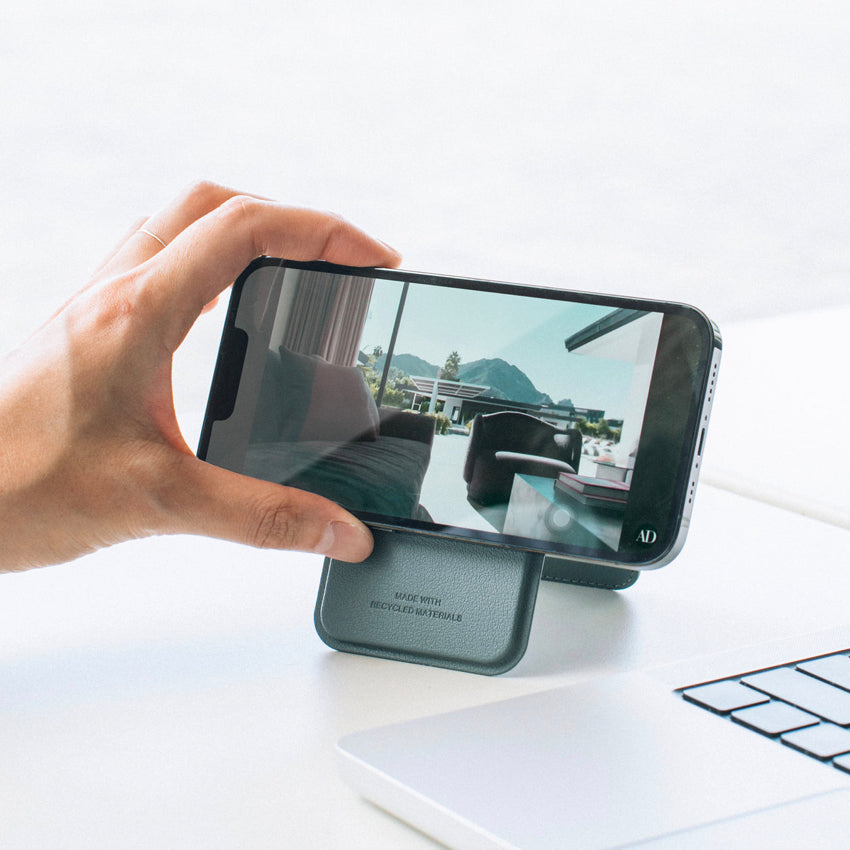 กระเป๋าใส่บัตร และ ขาตั้ง Native Union Active Wallet Stand สี Slate Green วางแนวตั้ง และ แนวนอน จากแบรนด์ NATIVE UNION