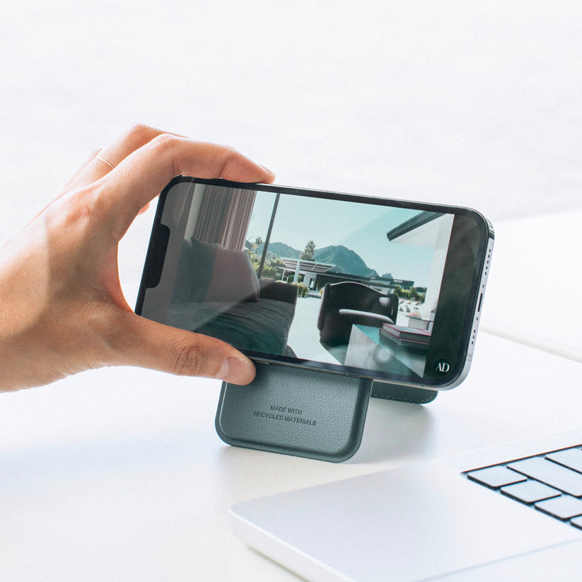 กระเป๋าใส่บัตร และ ขาตั้ง Native Union Active Wallet Stand สี Slate Green วางแนวตั้ง และ แนวนอน จากแบรนด์ NATIVE UNION