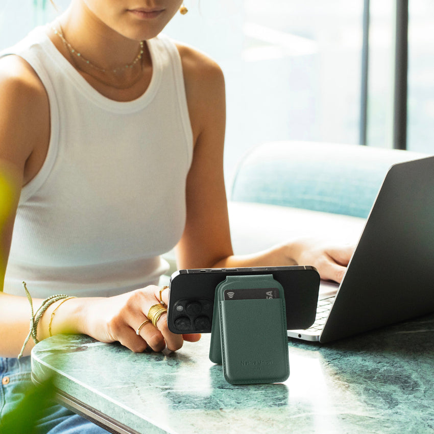 กระเป๋าใส่บัตร และ ขาตั้ง Native Union Active Wallet Stand สี Slate Green สำหรับ FaceTime จากแบรนด์ NATIVE UNION