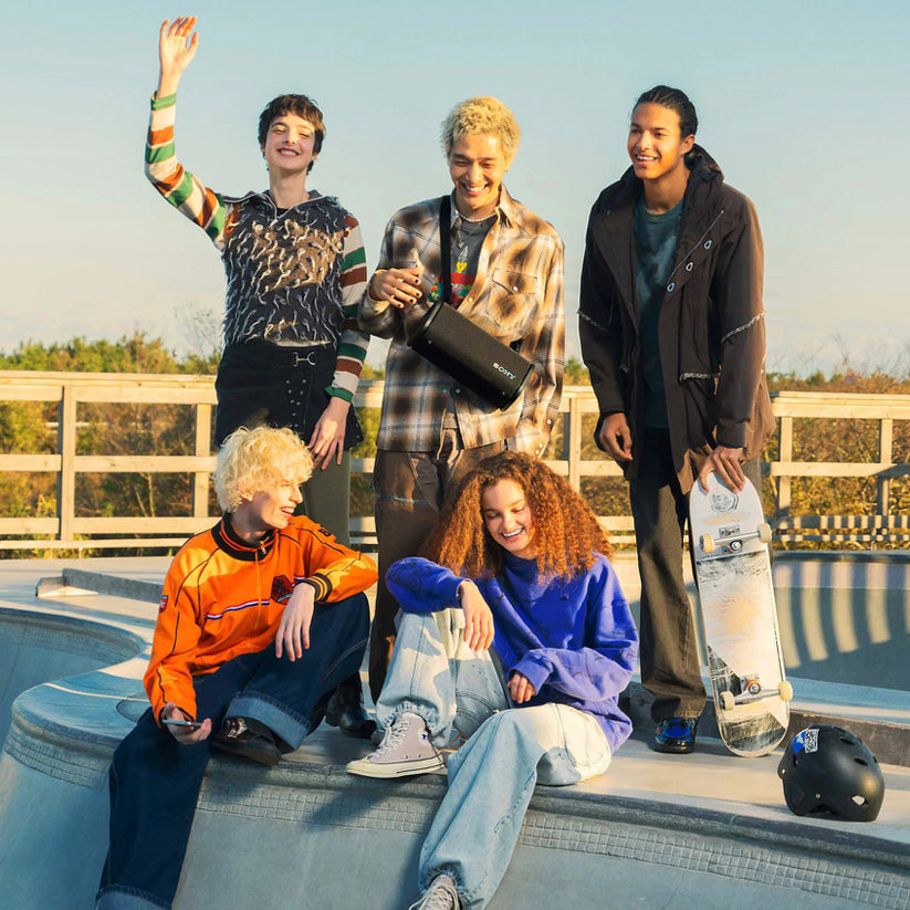 Sony SRS-ULT50 มุมด้านข้าง พร้อมสายสะพาย