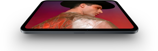 iPad mini, จอภาพ OLED ขนาด 8.5 นิ้ว, สว่างและดำสนิท, แสดงภาพบุคคลหนึ่งที่สวมหมวกและแจ็คเก็ต