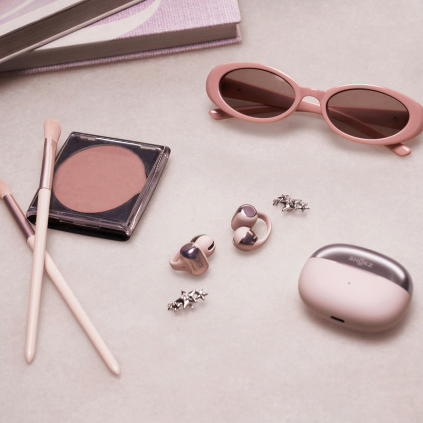 ไมโครโฟนคู่ของ Shokz OpenDots One สีชมพู ให้เสียงสนทนาชัดเจน